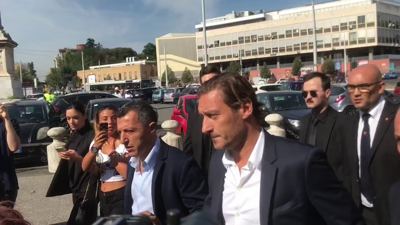 Totti, De Rossi, Di Francesco e i dirigenti della Roma presenziano al funerale di Maria Sensi