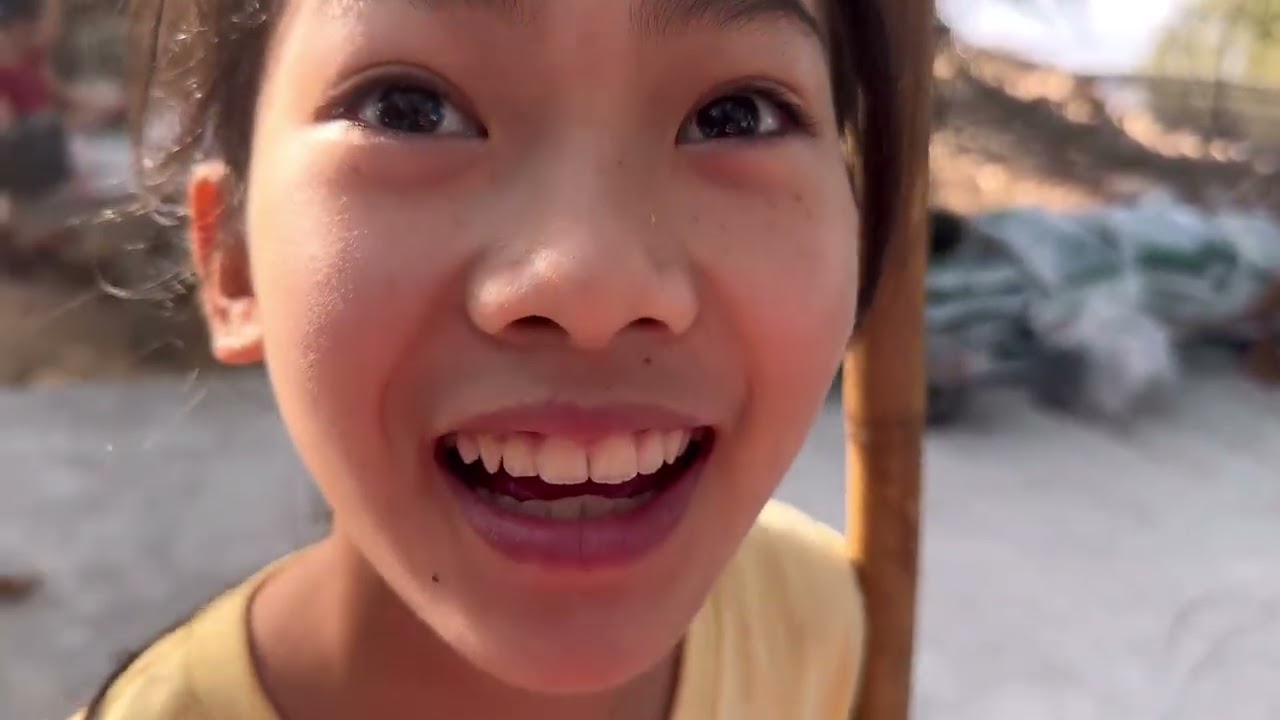 ธิดาลาวตื่นแต่เช้าเพื่อมาต้อนรับพ่อๆแม่ๆในวันแห่งความรัก