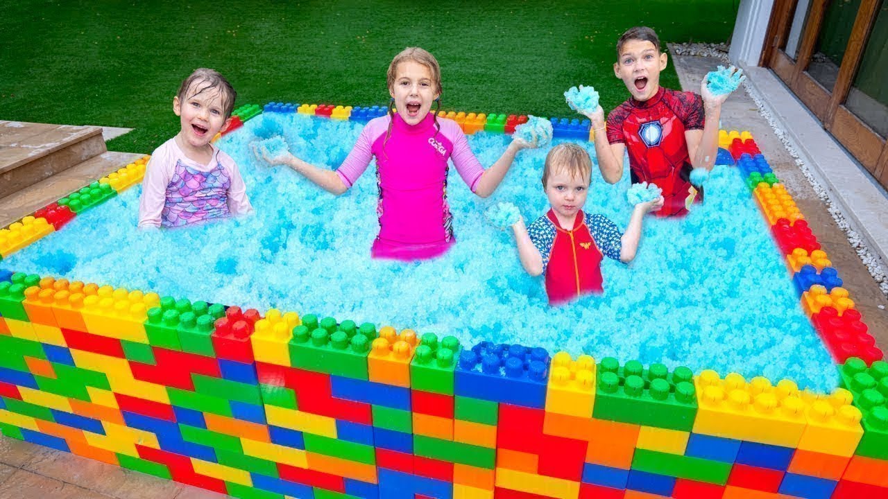Kinder lernen im Pool schwimmen und spielen mit Wasserspielzeug | Vania Mania DE