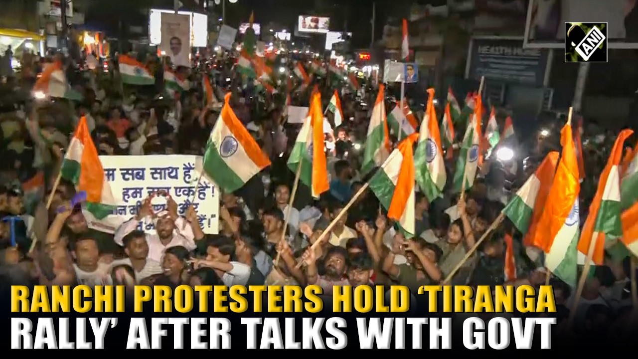 Job aspirant protesters hold &lsquo;Tiranga Rally&rsquo; with flashlights after talks with Jharkhand Government