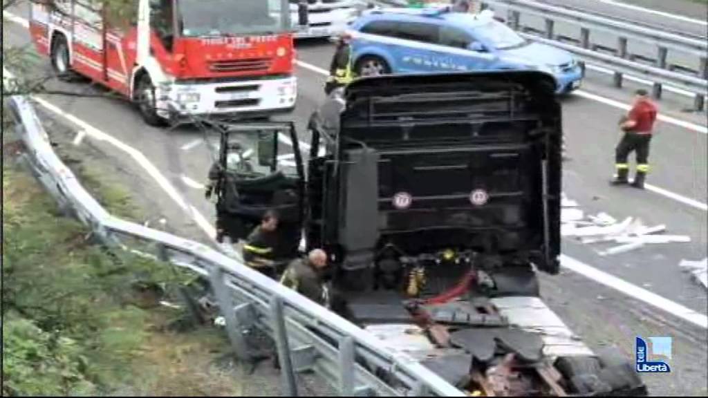A21, tamponamento fra camion. Muore autista piacentino