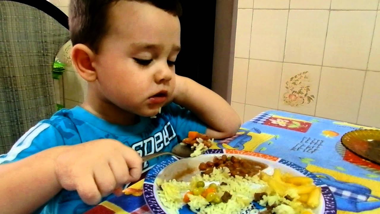 Carlos Henrique almoçando - 2 anos e 4 meses