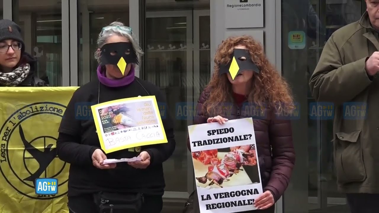 Milano, ambientalisti in protesta contro la caccia in Lombardia