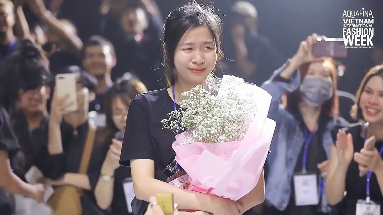 MÀN CẦU HÔN BẤT NGỜ CHO MỐI TÌNH ĐẦU 8 NĂM ngay trên SÀN DIỄN THỜI TRANG cùng Ekip