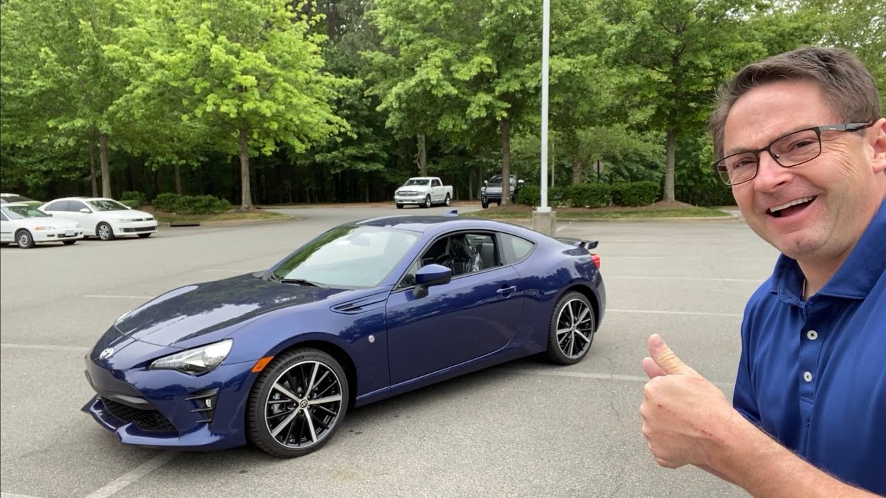Wow! 2020 Toyota 86GT Review: 6-speed manual parking lot drive