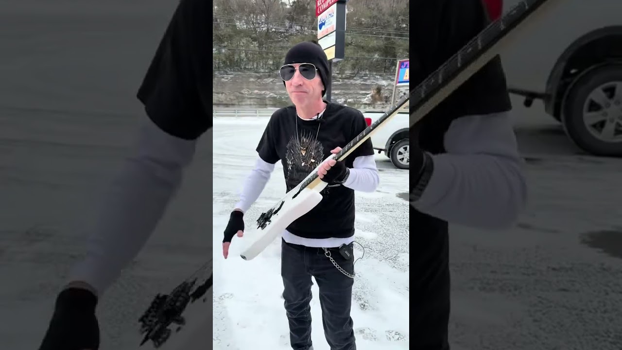 Когда у @charvelusa самые крутые звукосниматели, #гитарныймагазиннеостаетсяоткрытым! #гитарист #э...