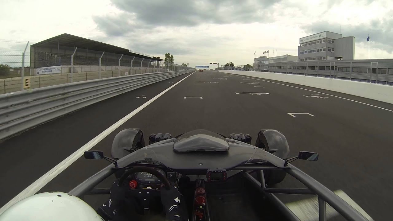 Ferrari 458 speciale vs Ariel Atom