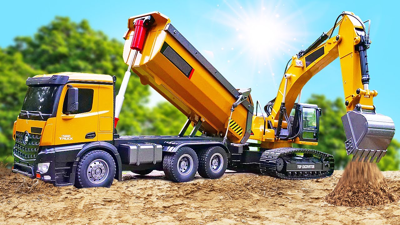 Giochi all'aperto. I migliori amici l&rsquo;escavatore e il camion giocattolo. Le macchine per bambini