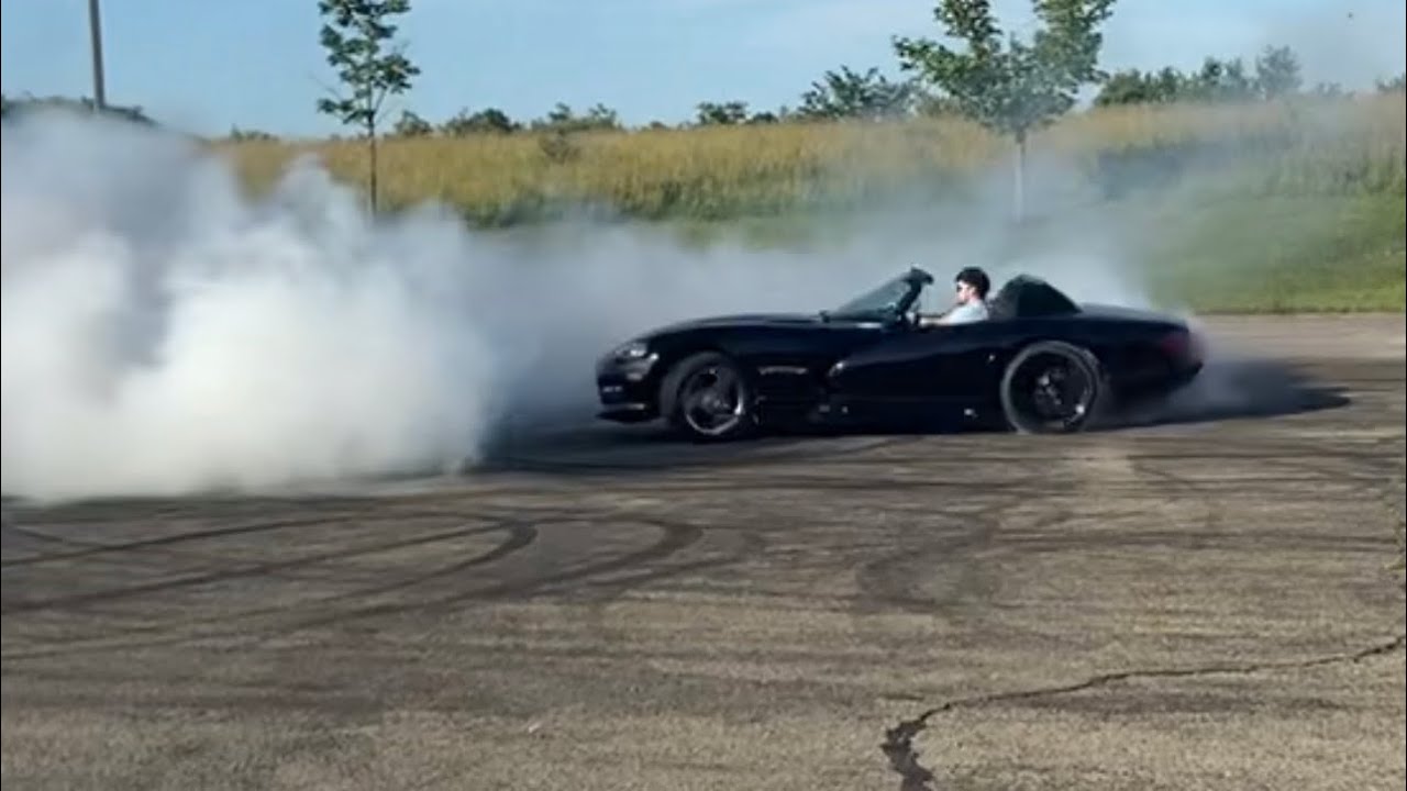 Straight pipe RT/10 Viper slaying some tires