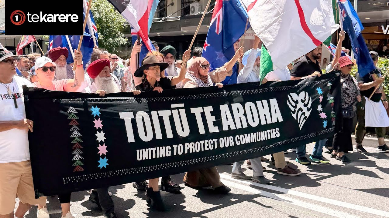 Противоборствующие группы проводят митинг на улицах Окленда, обсуждая будущее Аотеароа (Новой Зел...