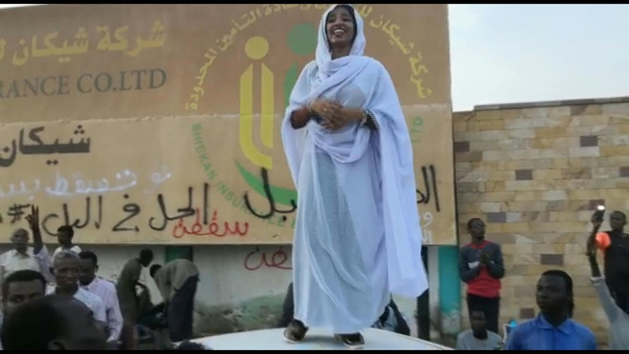 آلاء صلاح أيقونة الاحتجاجات السودانية