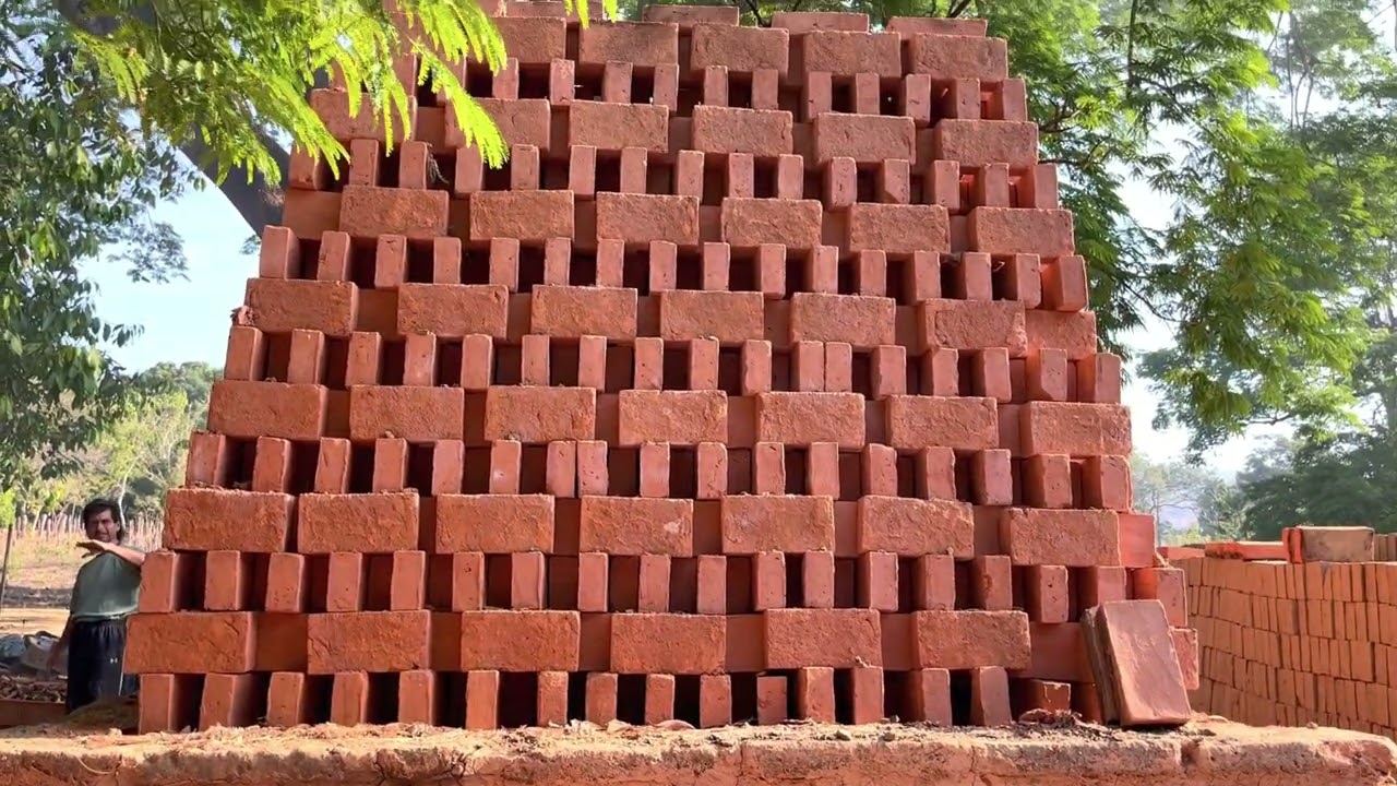 Tierra y agua la base principal para hacer ladrillos, trabajo ancestral que se resiste a perderse.