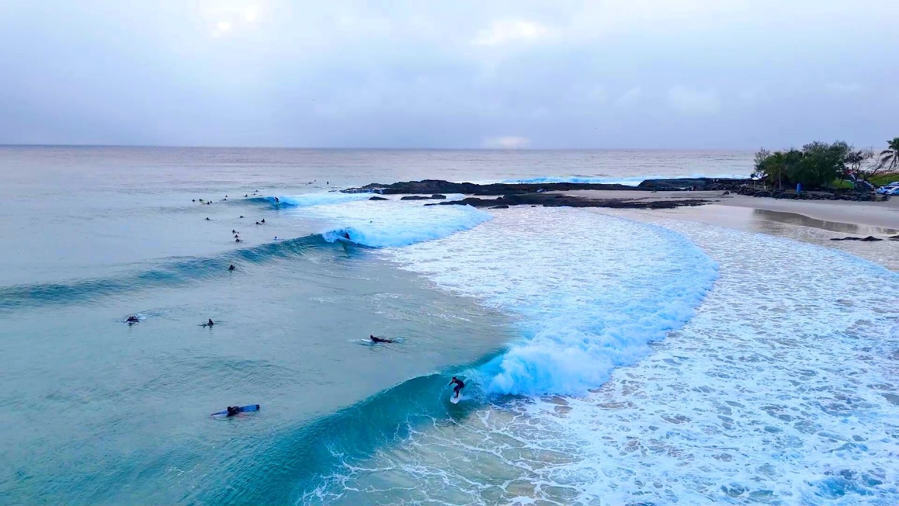 Fun lines on the Snapper Rocks Superbank