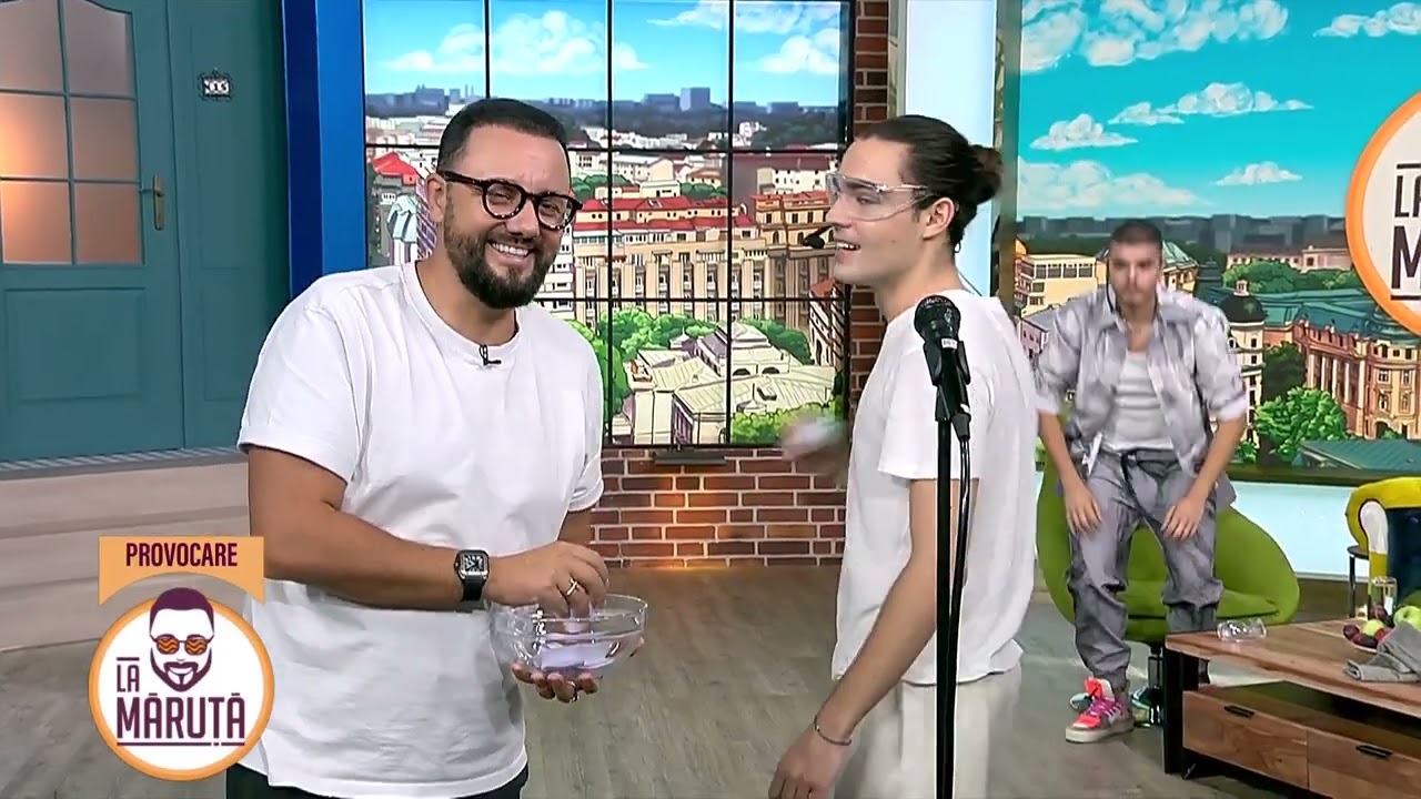 Dacă versul îl greșește, microfonul îl stropește cu Bănică și Bănuță 🎤