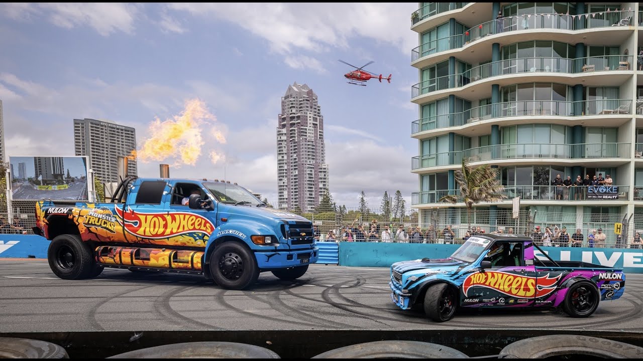 Команда каскадеров Hot Wheels разбивает Boost Mobile GC500 2023.