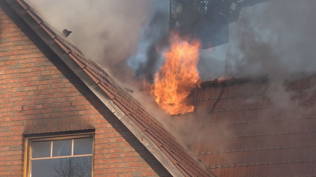 | NonstopNews +++VIDEONEWS+++ Flammen schlagen aus dem Dach. Wohnhaus v&ouml;llig zerst&ouml;rt.