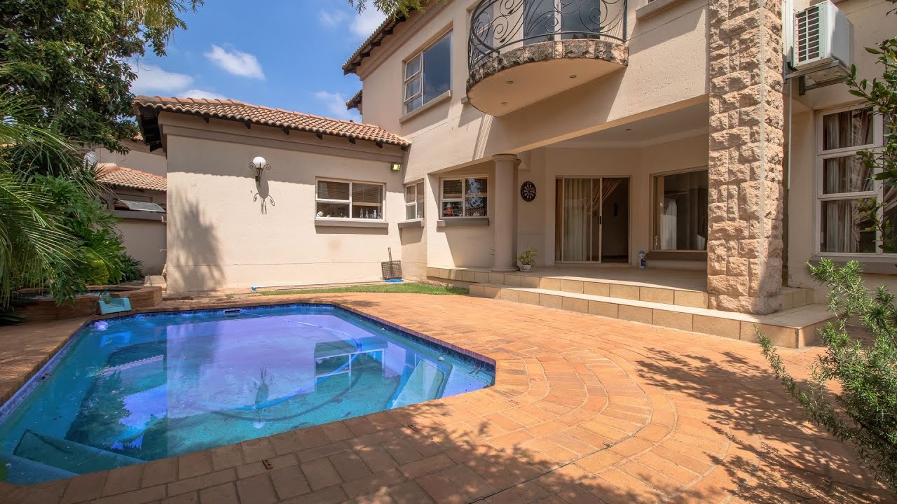 Beautiful Double storey cluster home  in Montebelo  in Lakefield