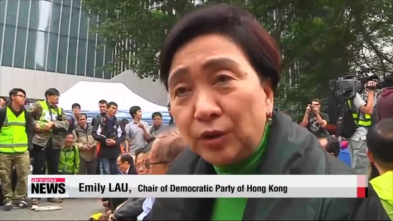 Hong Kong police clear out protest site in Admiralty   홍콩 경찰 시위대 본거지 캠프 철거 개시