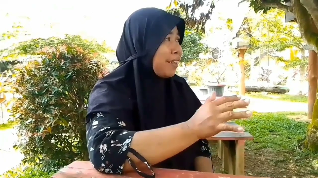 Mewawancarai ibu pengelola wisata TRW AL-INAYAH Rimbo bujang 