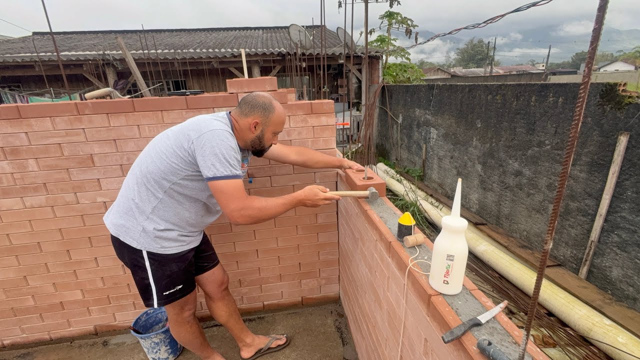 Construindo Sozinhos: Assentando Tijolos com Cola na Casa Ecológica!