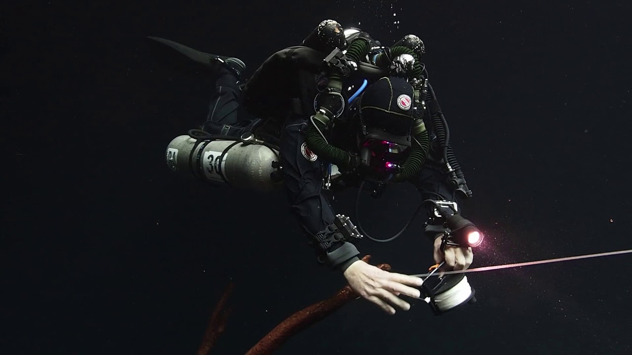 CCR Cave Diver skills - laying line