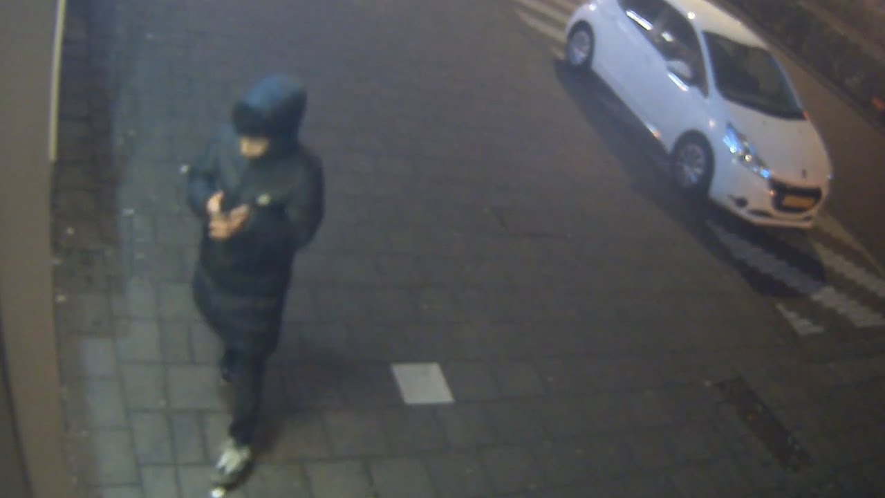 Met bankpas van Haagse vrouw wordt in Rotterdam Zuid gepind  Oplichters stelen ook kostbaarheden