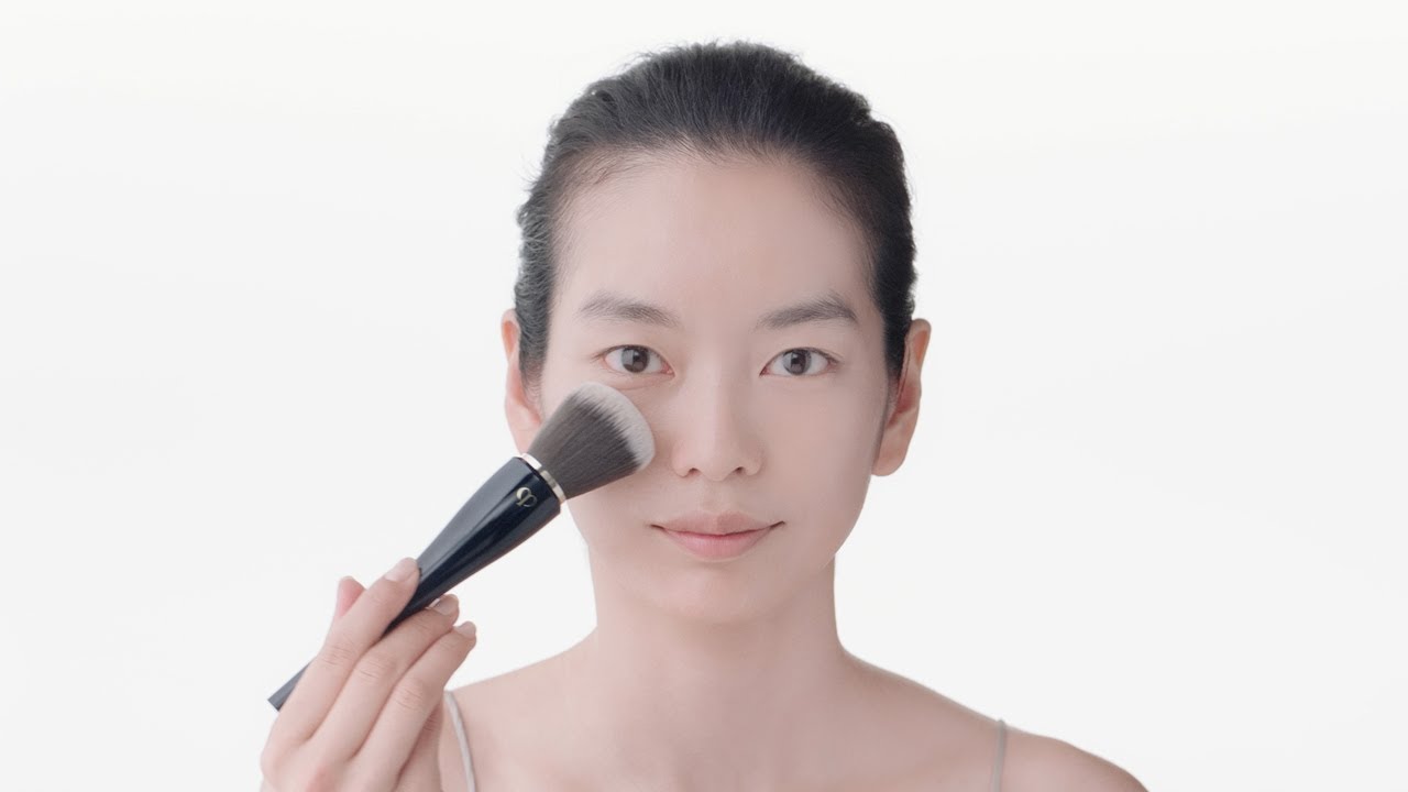 THREE TECHNIQUES, THREE FINISHES WITH RADIANT CREAM FOUNDATION AND TRANSLUCENT LOOSE POWDER