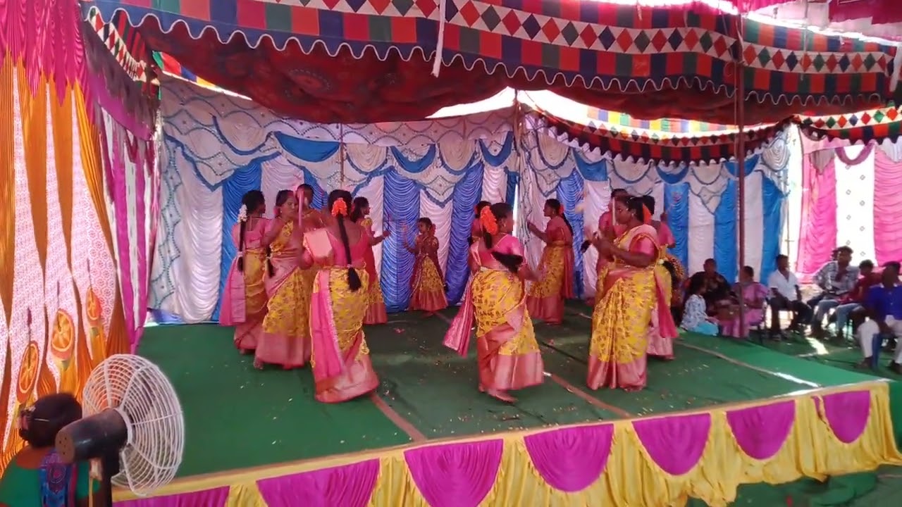 Kondaveeti raja movie/manchamesi dubbatesi  song/kolatam dance 