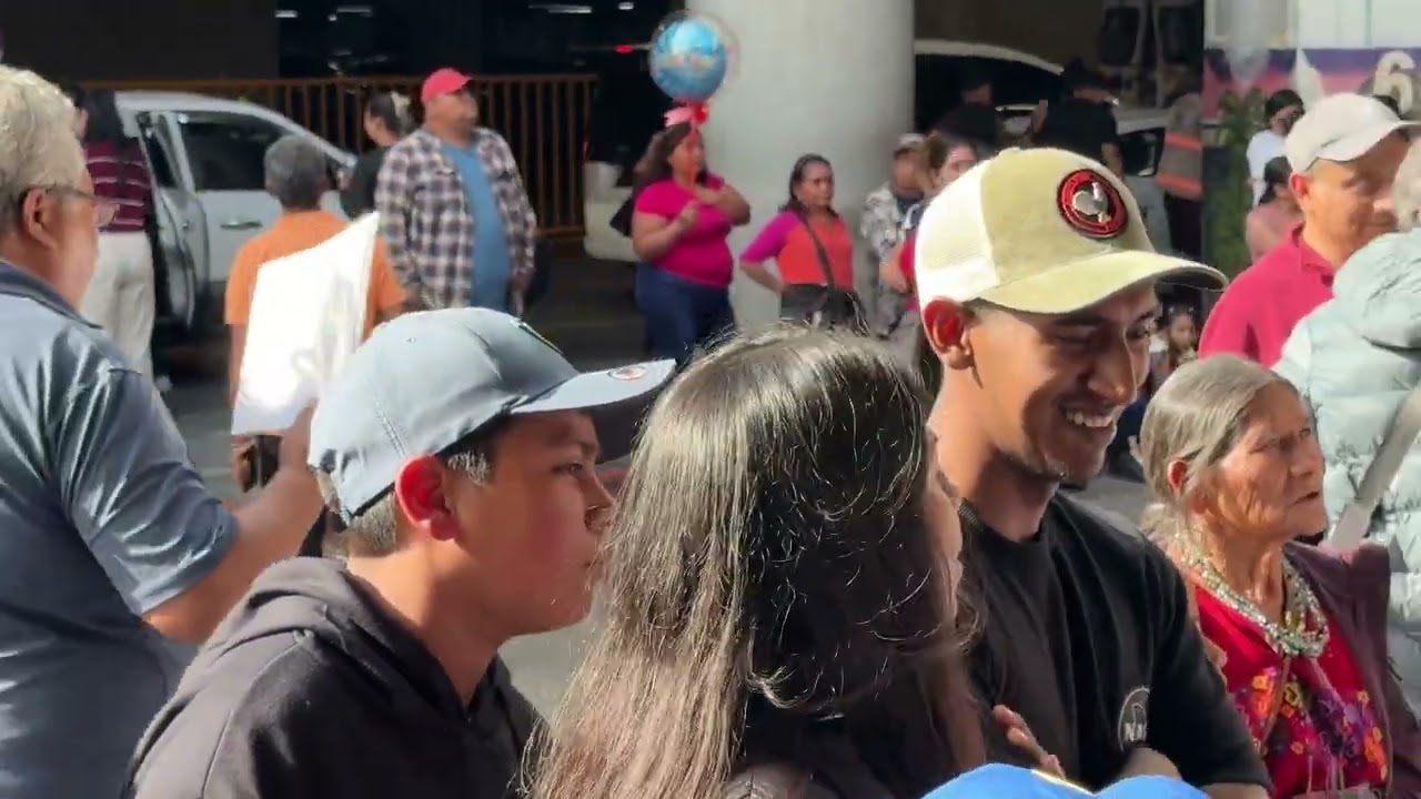 MUCHOS. TURISTA  EN. GUATEMALA 