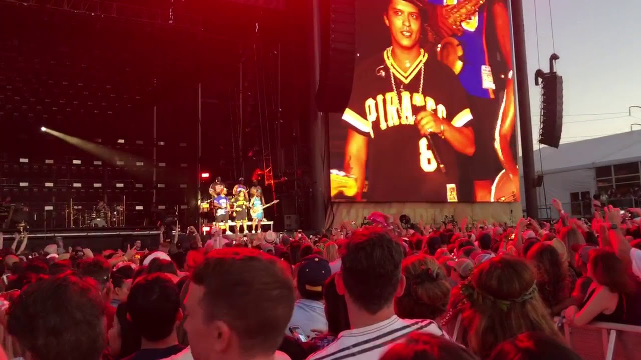 Bottlerock 2018: Bruno Mars - Left side vs. right side