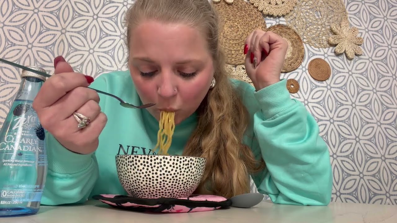 Поешьте со мной 🍜 Вегетарианская лапша рамен, и я наконец-то получила свой столик