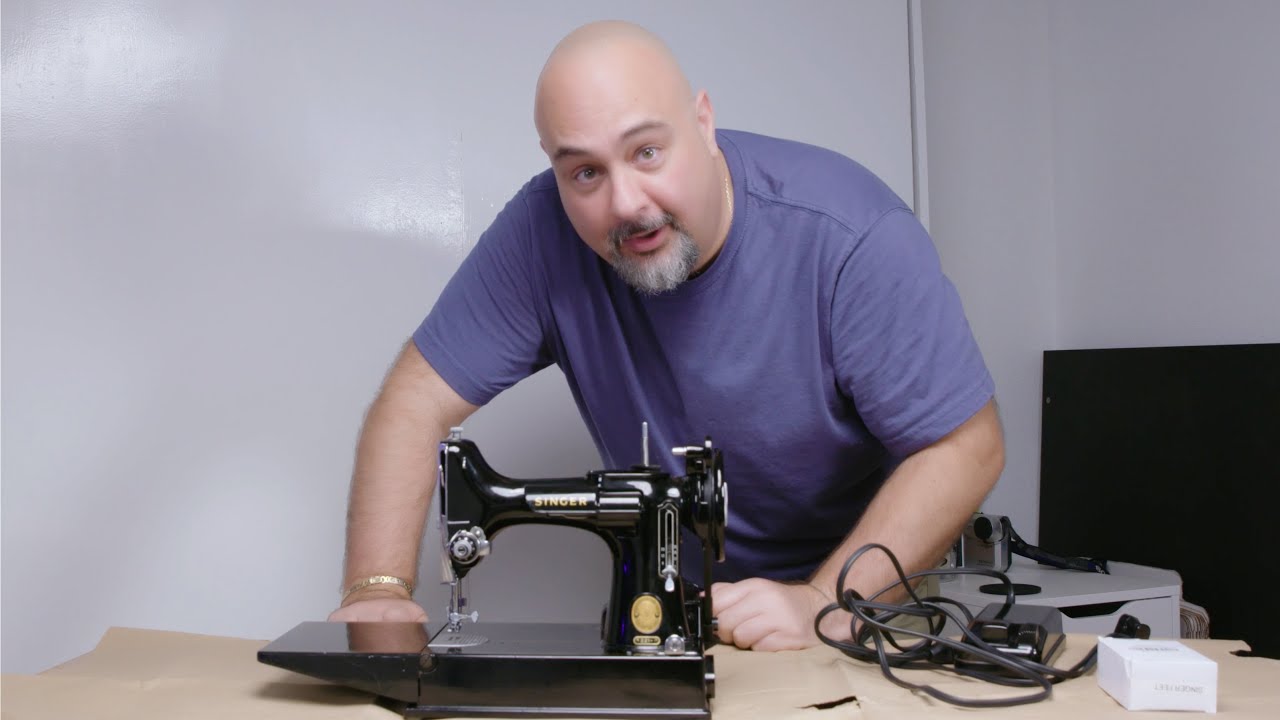 A look at my Singer Featherweight 221, and some cleaning!