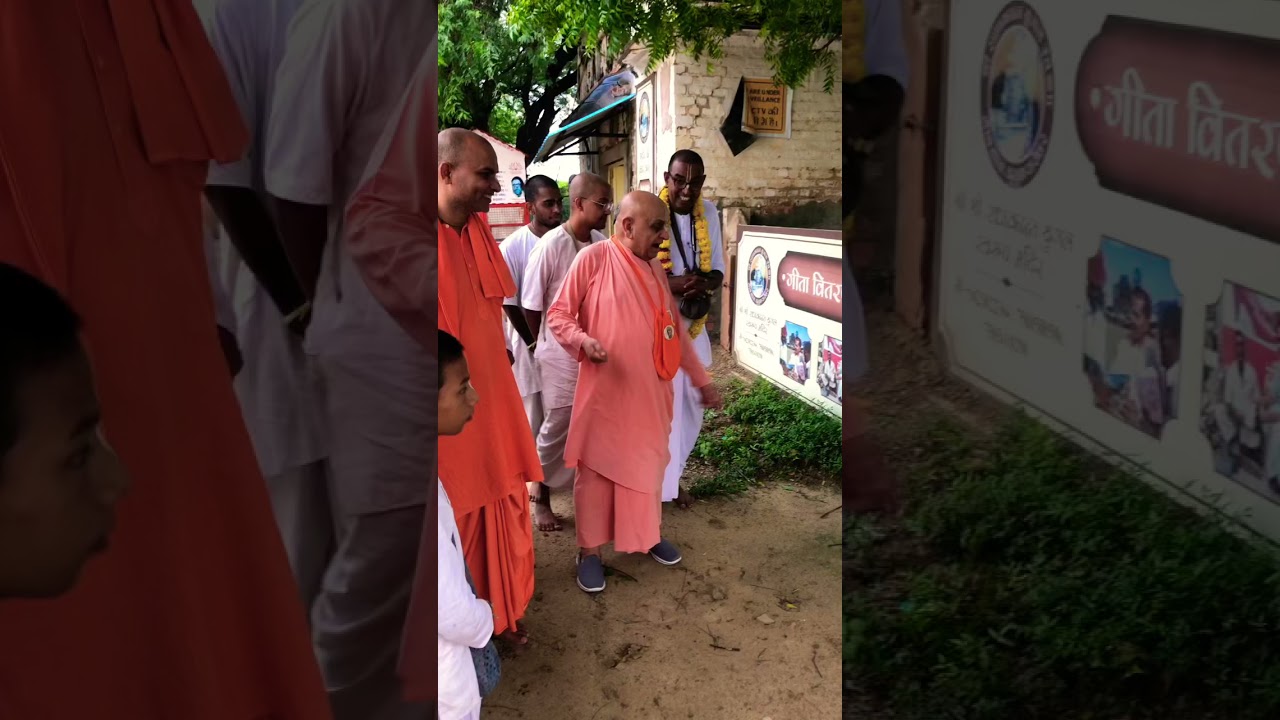 Hg Sachinandan prabhu with their Gurudev HH NAVYOGENDRA SWAMI MAHARAJ