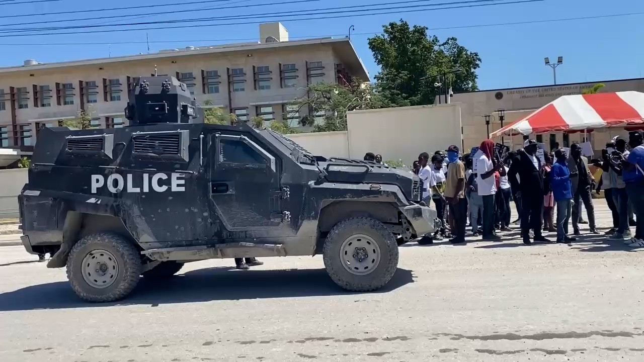 Sitwayen yo manifeste devan Anbasad Amerikè pou mande depa Alix Fils-Aimé ak Anbasadè Rooster !