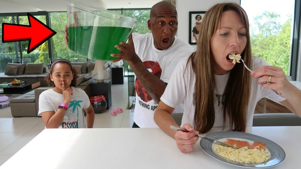 SLIME PRANK ON MY MOM!! (WITH DADDY:)