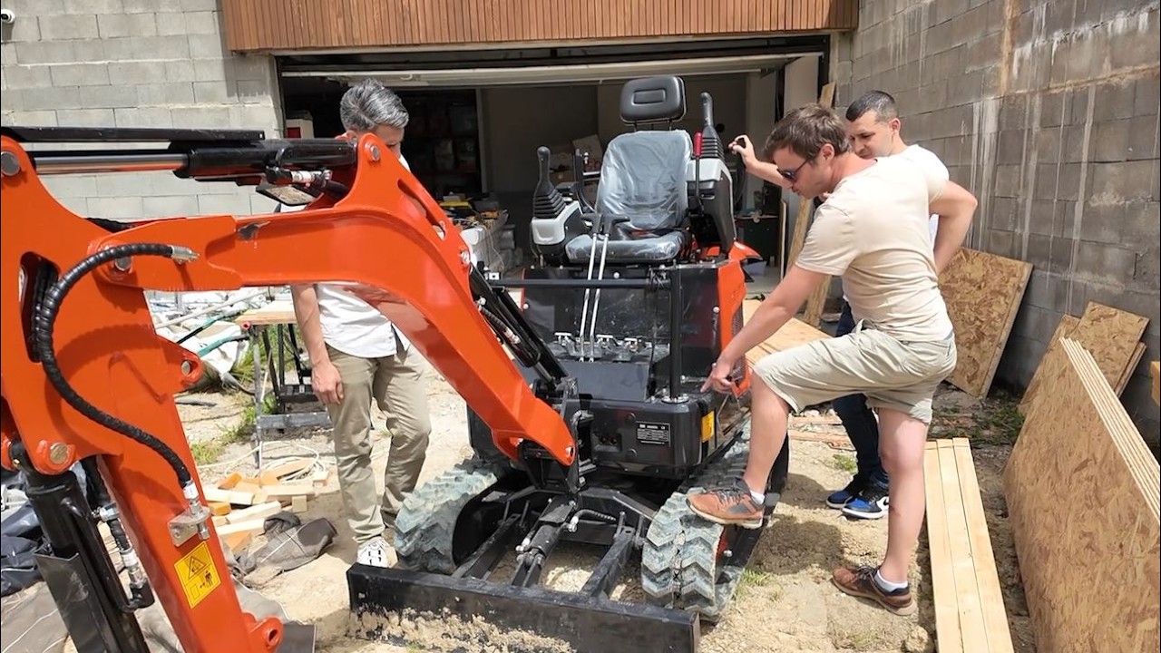 Il importe une mini pelle chinoise pour construire sa maison