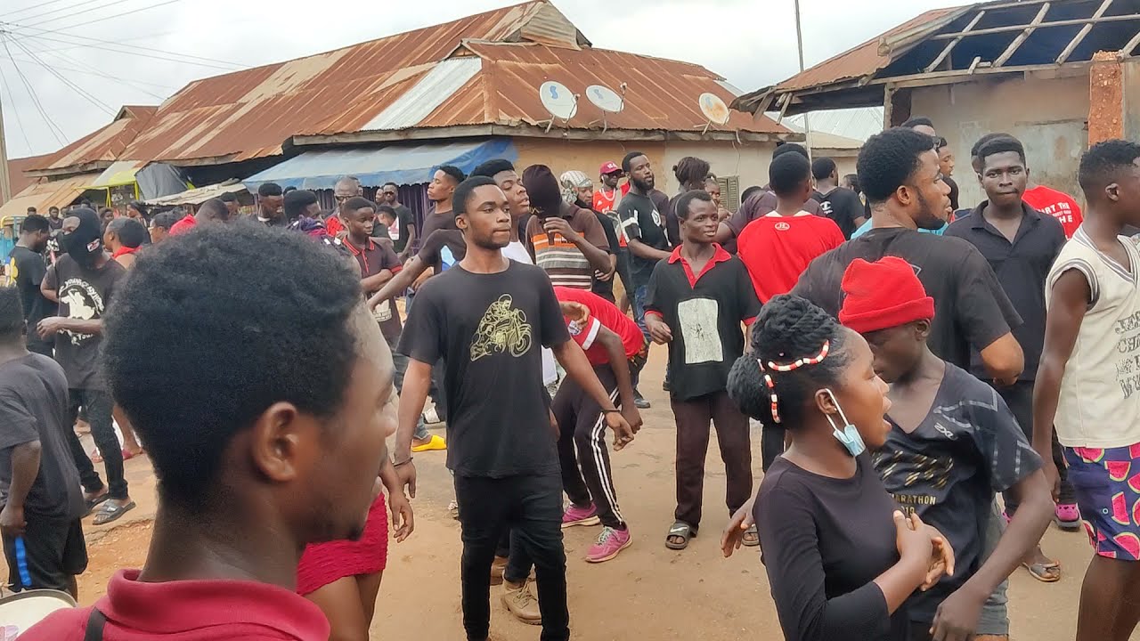massive crowd soloku dance fever