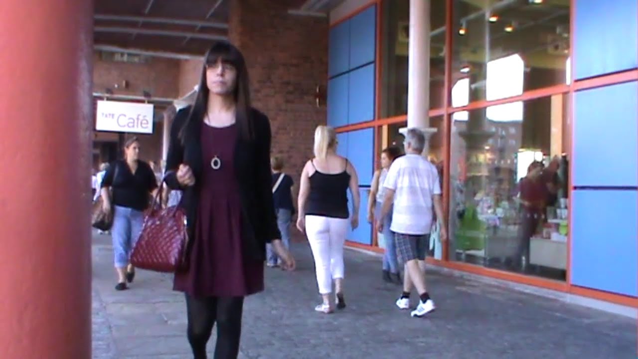Emma at the Albert Dock (Crossdresser / Transvestite in Public)