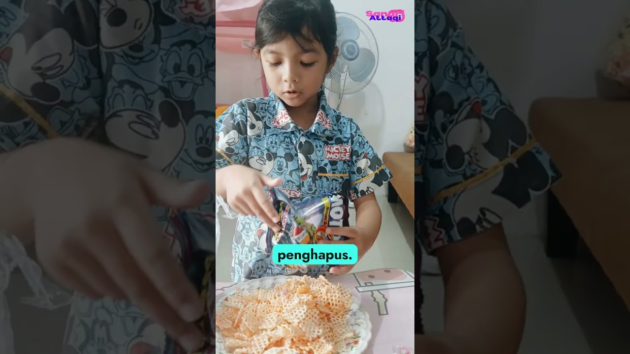 Unboxing jajanan berhadiah bersama kakak Nabeela