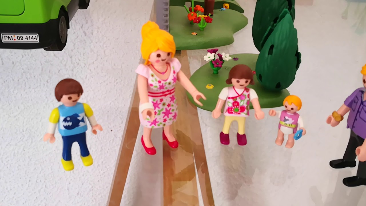 Chloé en français présente un cambriolage dans la maison moderne Playmobil oh la la 😥
