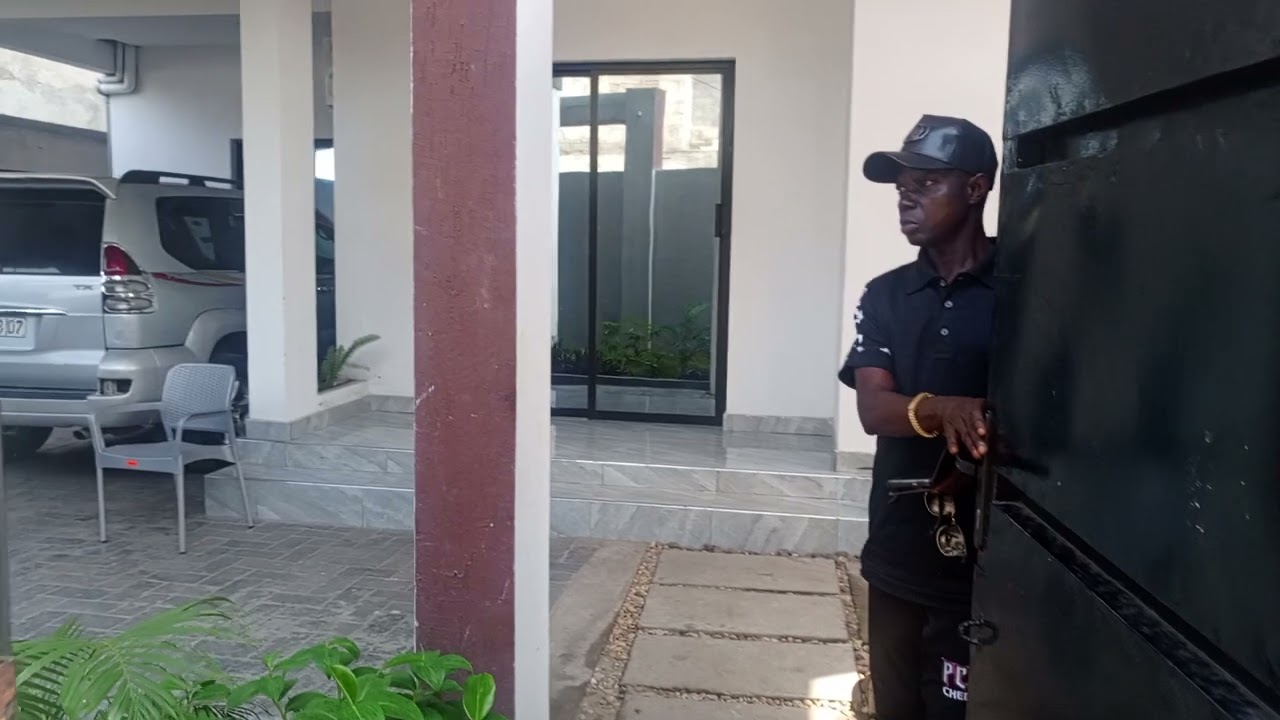 Flat hôtel à vendre vers c/dela nsele  non loin sur blv. Lumumba mesure. 10m sur 20m   +243906487084