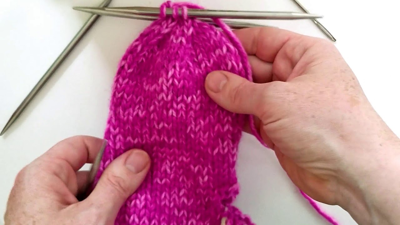 Simple Chunky Mittens: Decreasing at the Top of the Hand