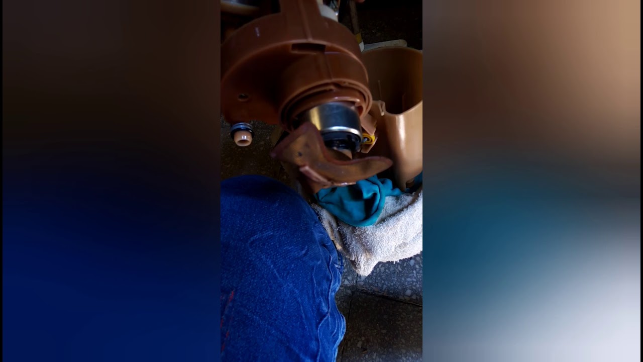 cambiar pila o bomba de gasolina Renault logan