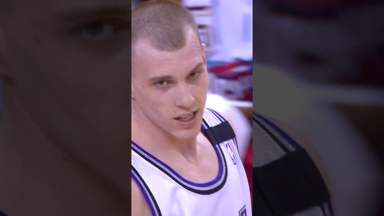 Jason Williams&rsquo; iconic elbow pass during the 2000 Rising Stars Game!