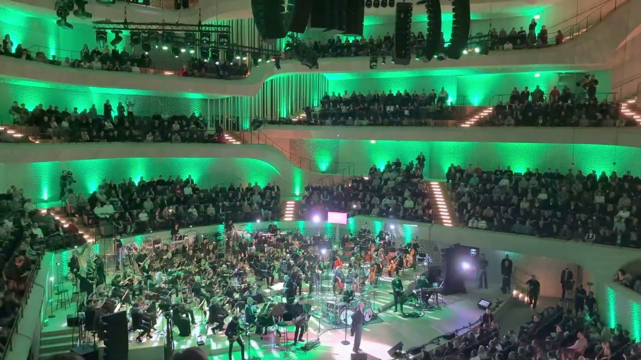 @robbiewilliamsvideos - Elbphilharmonie Hamburg - 15.11.2022 - Feel
