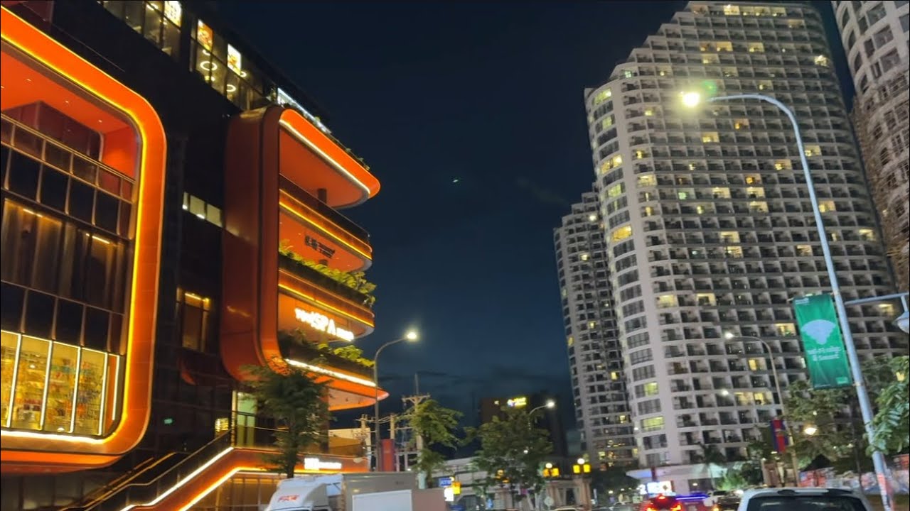 ក្រុងកំពង់សោម ពេលយប់ / U mall in Sihanoukville Province, Cambodia
