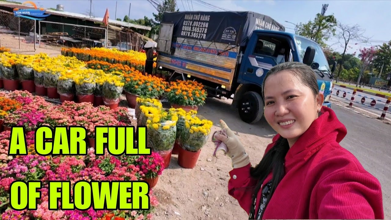 Mua Hoa Đầy Xe, Năm Chỉ Có Một Lần Nên Phải Trang Trí Cho Sà Lan Thật Nổi Bật.