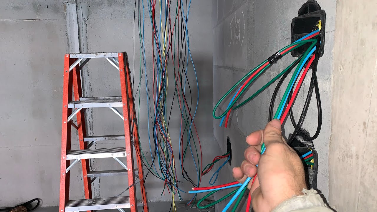 Fazendo as tomadas da cozinha, usando fios de 4 milímetros…