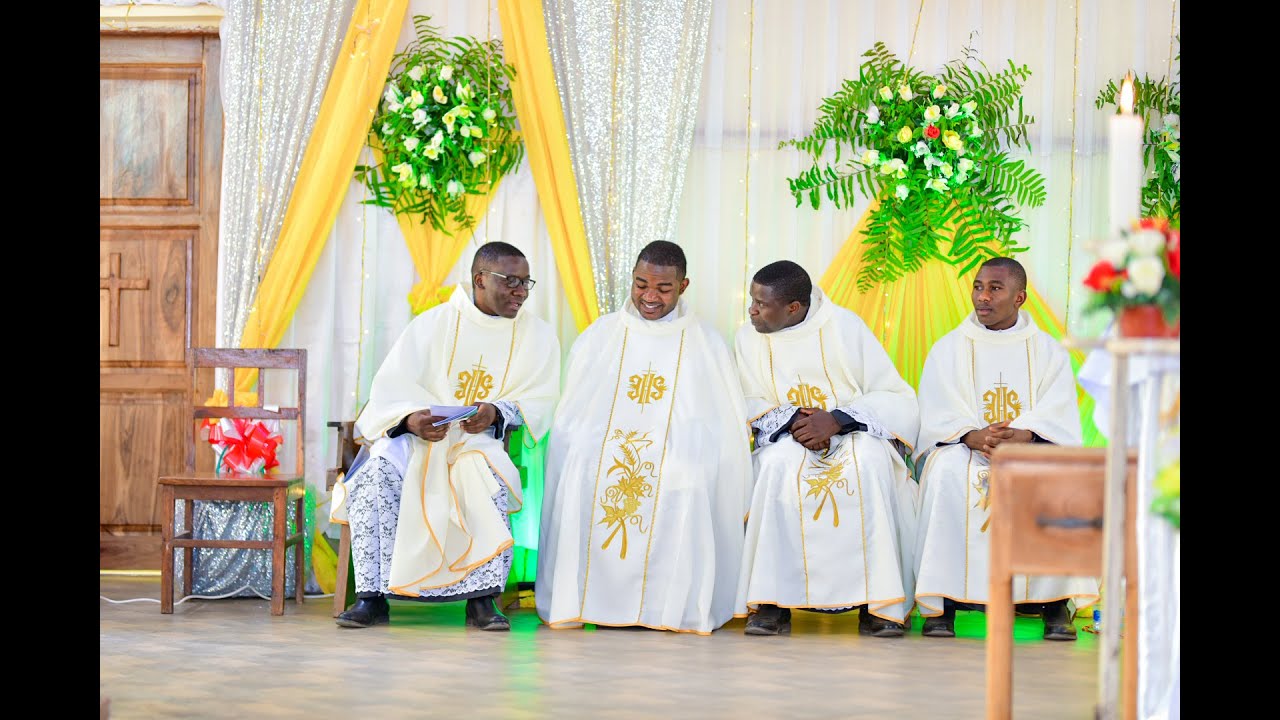 Mapadre wapya walivyojitambulisha na kueleza vituo vyao vya kazi  walivyopangiwa na Askofu wa Jimbo.