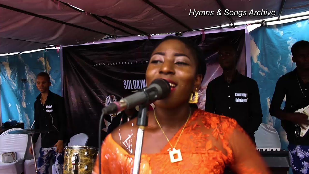 E don catch fire ooo! Watch Urhobo & Isoko dancers on stage with Evang. Henry Ofogbor on the mic.